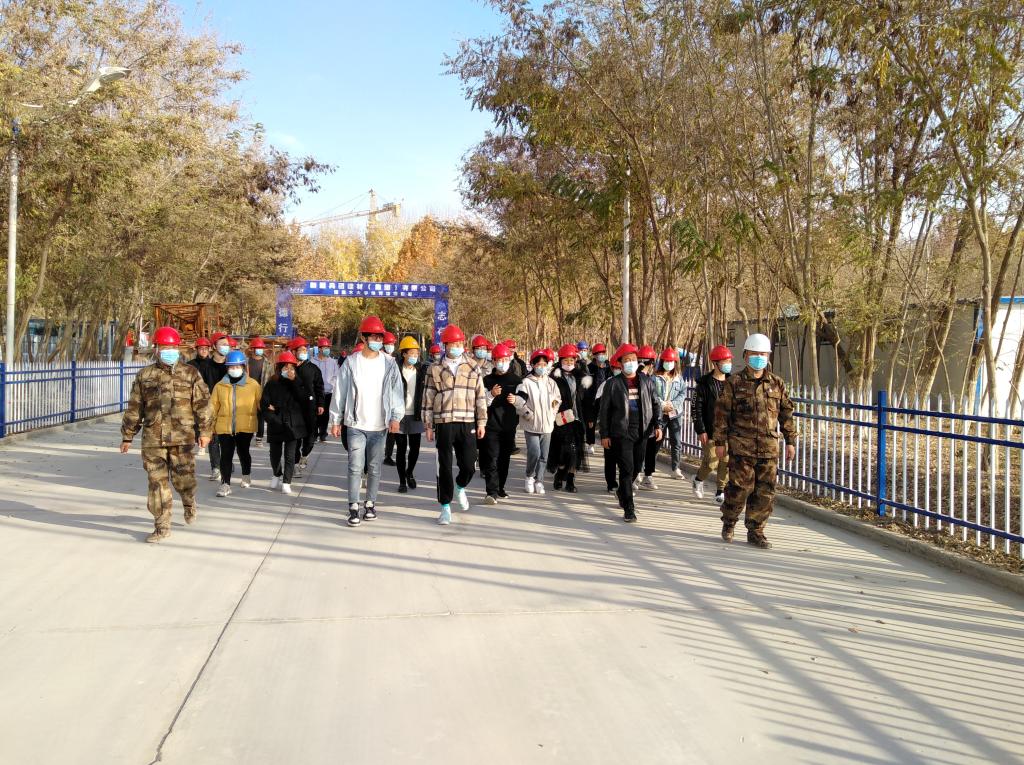 土木工程21-1班学生到体育馆项目工地观摩学习