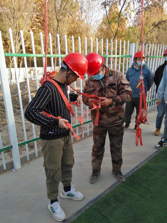 学生进行安全带安全体验