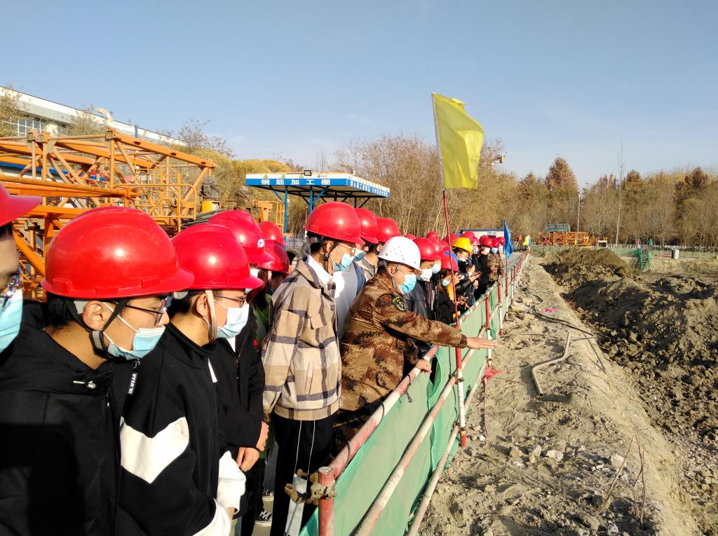 兵团六建副总经理向学生介绍桩基础施工